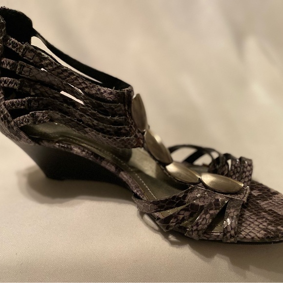 NWOT Women’s Laura Ashley La-Vivian Block Wedge Heel Size 6 1/2 Python Print - Picture 11 of 12